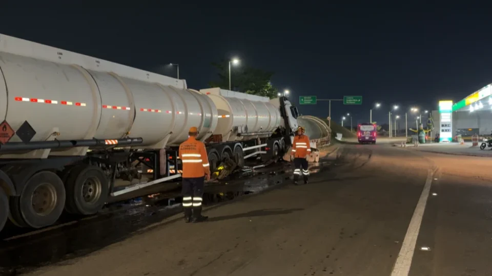 VEJA VÍDEO: Carreta-tanque com combustível bate em mureta de viaduto e deixa motorista ferido na BR-364