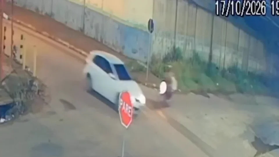 Veja o video; Câmeras flagram colisão entre moto e carro na zona Leste de Porto Velho
