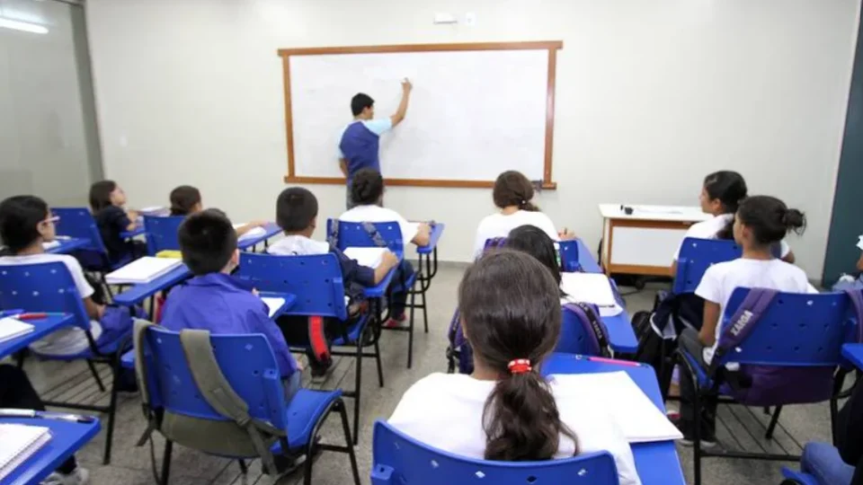 Rede estadual suspende aulas em Manaus e dois municípios do AM devido à fumaça