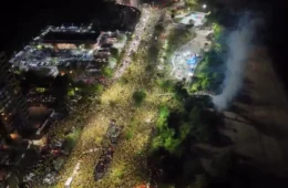 VEJA: Flávio Bolsonaro reúne multidão na praia da Ponta Negra durante o Bloquinho do 22 em Manaus