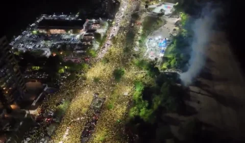 VEJA: Flávio Bolsonaro reúne multidão na praia da Ponta Negra durante o Bloquinho do 22 em Manaus