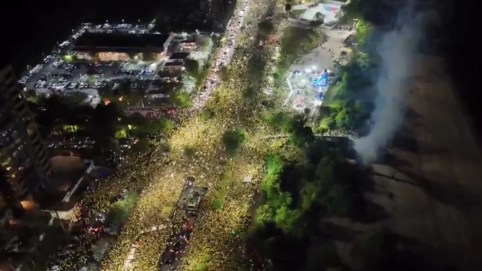 VEJA: Flávio Bolsonaro reúne multidão na praia da Ponta Negra durante o Bloquinho do 22 em Manaus