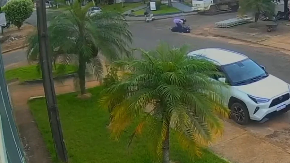 VEJA O VIDEO: Comerciante morre após passar mal e cair de motoneta