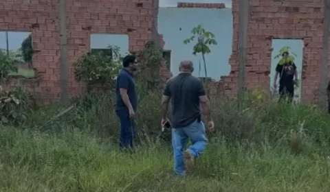 VEJA O VIDEO; Corpo carbonizado e com mãos amarradas é encontrado na Zona Leste