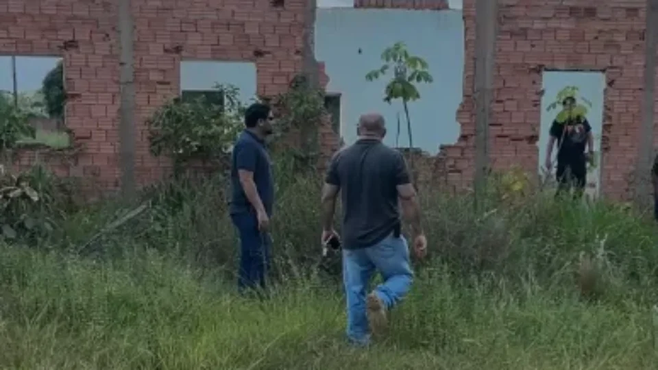 VEJA O VIDEO; Corpo carbonizado e com mãos amarradas é encontrado na Zona Leste