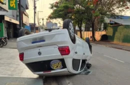 VEJA O VIDEO; Motorista com CNH cassada capota carro e é preso sob suspeita de embriaguez