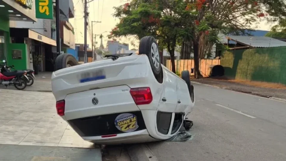 VEJA O VIDEO; Motorista com CNH cassada capota carro e é preso sob suspeita de embriaguez