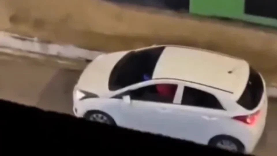 VEJA O VIDEO; Homem é flagrado agredindo mulher dentro de carro