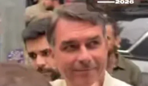 Veja vídeo: Flávio Bolsonaro chega para votar