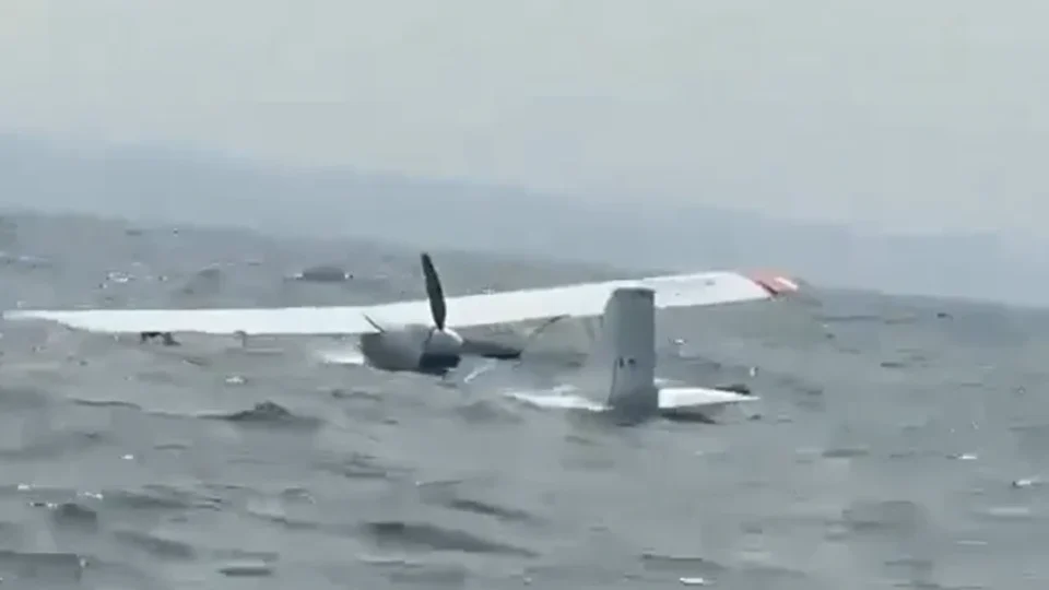VEJA O VÍDEO | Aeronave de pequeno porte cai no rio Tapajós