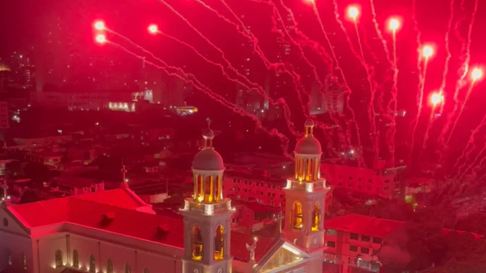 VEJA | Fogos marcam encerramento do Círio de Nazaré e anúncio do tema de 2027
