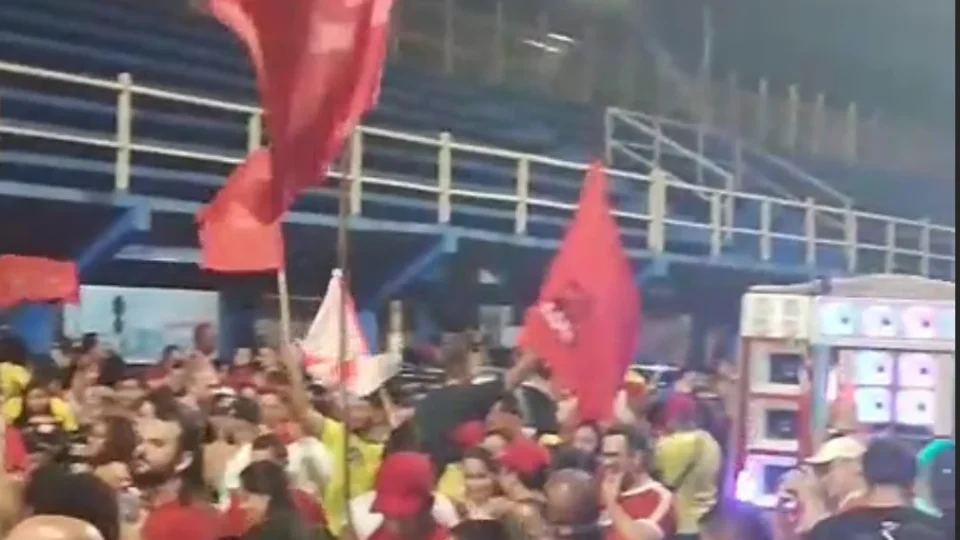 VEJA | Após reeleição de Lula, apoiadores se concentram para Festa da Vitória em Belém