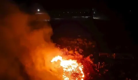 VEJA O VÍDEO | Incêndio de grandes proporções atinge área no Marajó