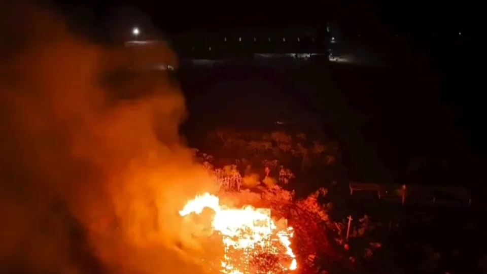 VEJA O VÍDEO | Incêndio de grandes proporções atinge área no Marajó
