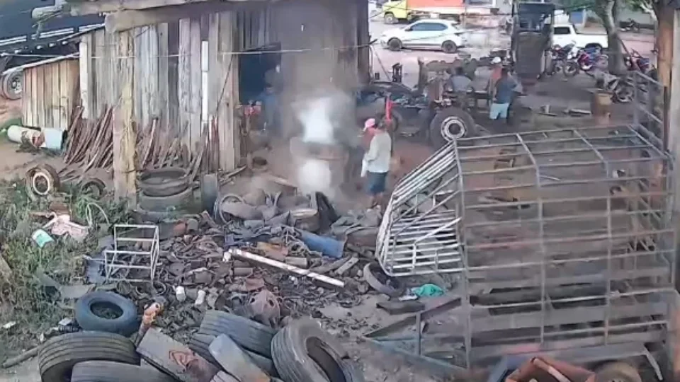 VEJA O VÍDEO | Pneu explode em oficina e atinge homem no rosto