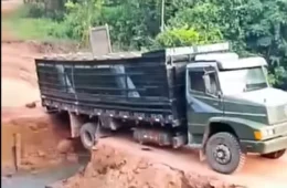 VEJA O VÍDEO | Caminhão fica encalhado após ponte de madeira ceder
