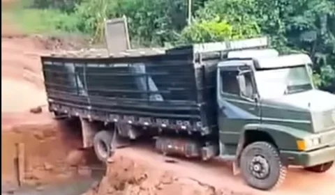 VEJA O VÍDEO | Caminhão fica encalhado após ponte de madeira ceder