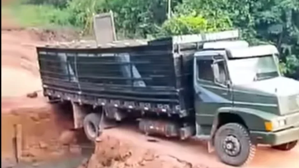VEJA O VÍDEO | Caminhão fica encalhado após ponte de madeira ceder