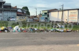 DESCASO | Moradores da Rua Soure reclamam da falta de saneamento. Lixo toma conta do local