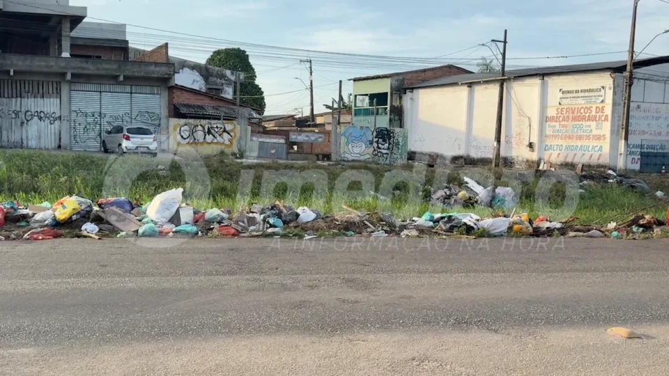 DESCASO | Moradores da Rua Soure reclamam da falta de saneamento. Lixo toma conta do local