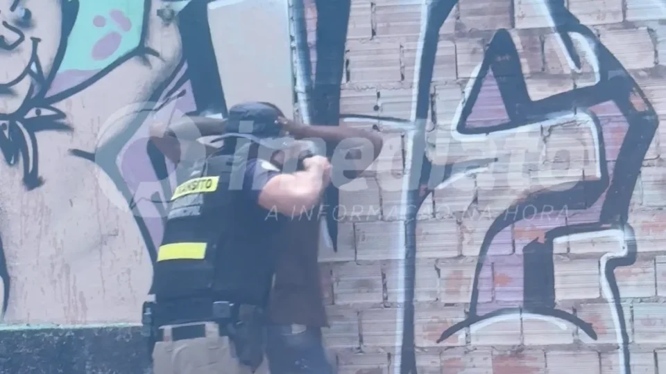 VEJA O VÍDEO | Ordem pública detém dois suspeitos de roubar aparelhos celulares durante patrulhamento