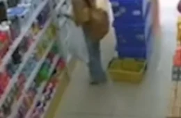 FLAGRA | Duas mulheres roubam cosméticos de maneira inusitada. Veja o vídeo