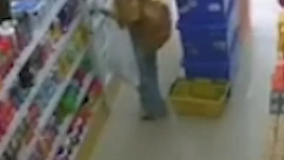 FLAGRA | Duas mulheres roubam cosméticos de maneira inusitada. Veja o vídeo