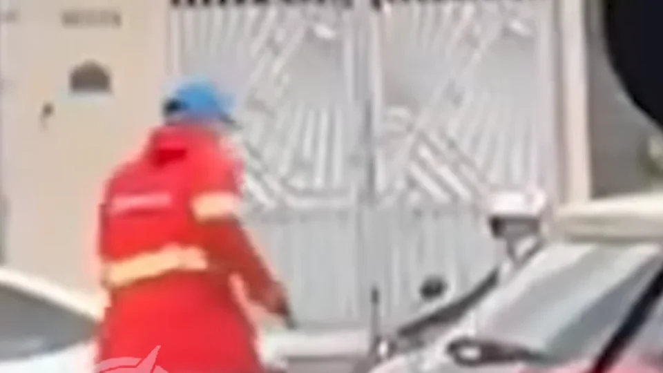 FLAGRANTE | Homem armado aterroriza pessoas em bairro populoso