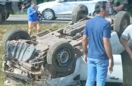 VEJA O VÍDEO | Picape capota em estrada e fica destruída, veja o estado de saúde do Motorista
