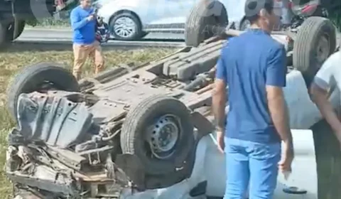 VEJA O VÍDEO | Picape capota em estrada e fica destruída, veja o estado de saúde do Motorista