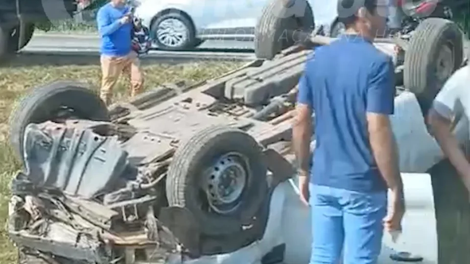 VEJA O VÍDEO | Picape capota em estrada e fica destruída, veja o estado de saúde do Motorista