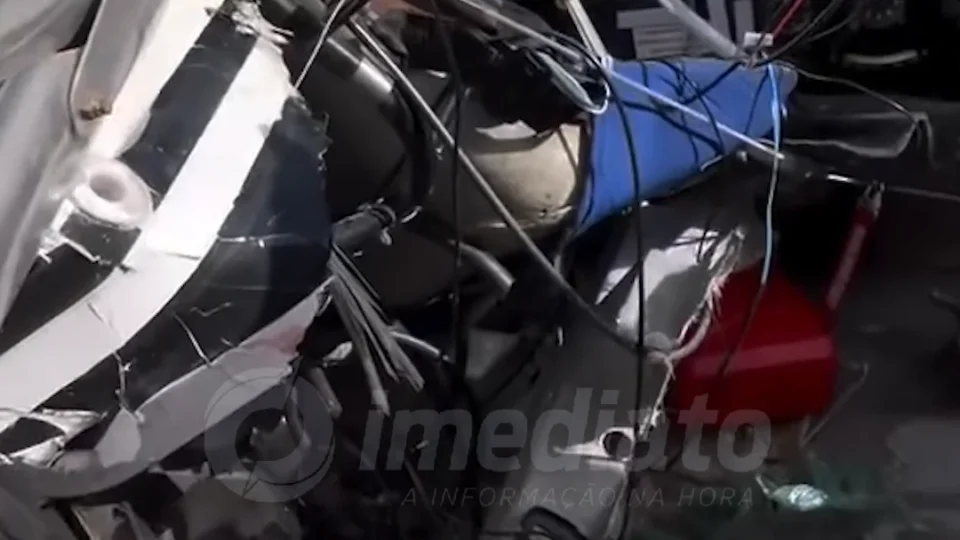 VEJA O VÍDEO | Avião cai em avenida importante e inacreditavelmente ninguém ficou ferido