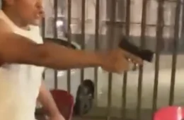 VEJA O VÍDEO | Discussão por mordida de cachorro resulta em ameaça com arma e tiro pro alto