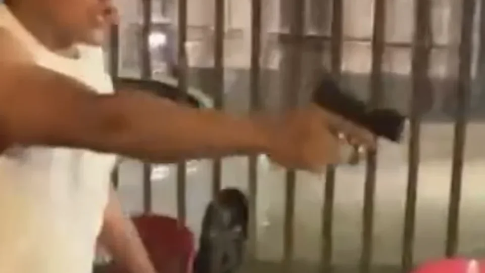 VEJA O VÍDEO | Discussão por mordida de cachorro resulta em ameaça com arma e tiro pro alto