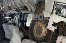 ACIDENTE: Motorista de carreta-tanque fica ferido após bater em mureta de viaduto