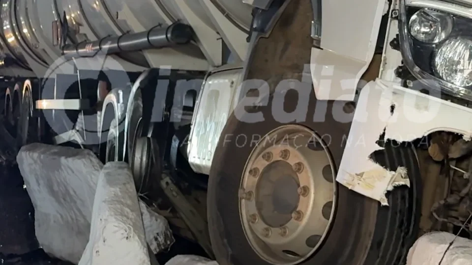 ACIDENTE: Motorista de carreta-tanque fica ferido após bater em mureta de viaduto