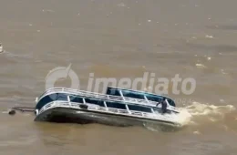 VEJA O VÍDEO | Embarcação naufraga próximo a Terminal Hidroviário e assusta passageiros