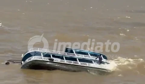 VEJA O VÍDEO | Embarcação naufraga próximo a Terminal Hidroviário e assusta passageiros