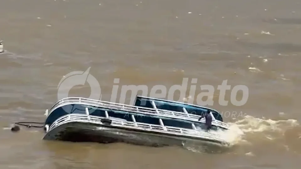 VEJA O VÍDEO | Embarcação naufraga próximo a Terminal Hidroviário e assusta passageiros