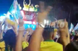 POLÍTICA | Cantos de apoio e confrontos marcam encontro de apoiadores de Flávio Bolsonaro