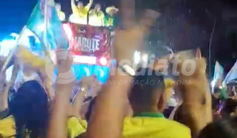 POLÍTICA | Cantos de apoio e confrontos marcam encontro de apoiadores de Flávio Bolsonaro