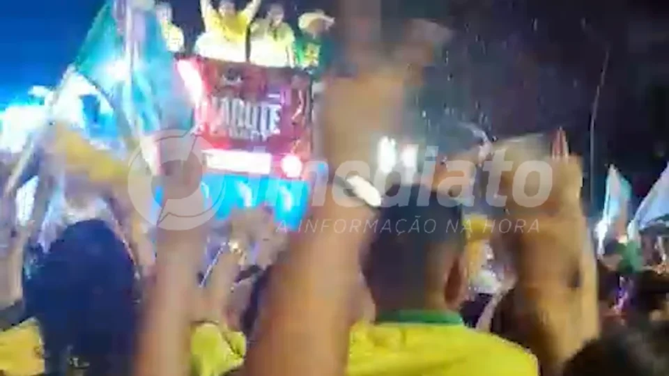 POLÍTICA | Cantos de apoio e confrontos marcam encontro de apoiadores de Flávio Bolsonaro