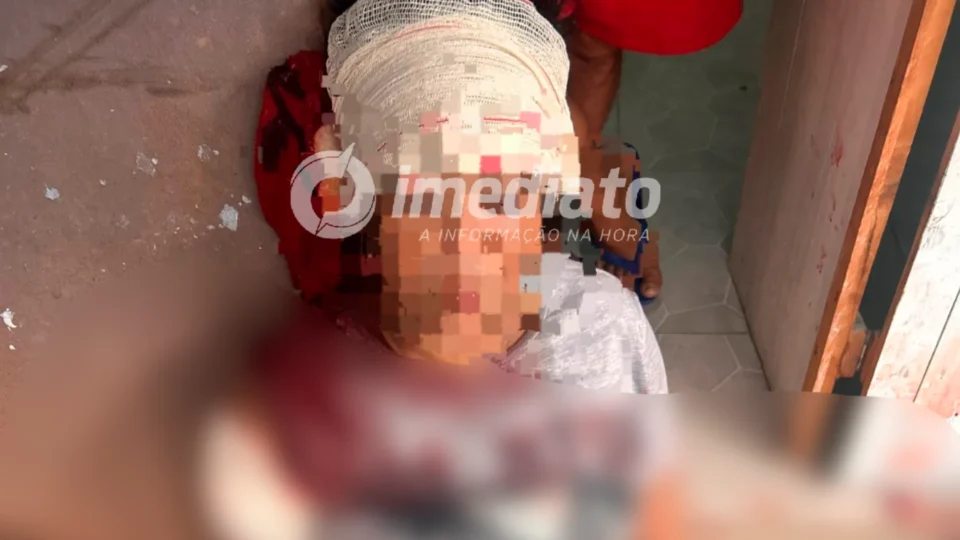 IMAGENS FORTES | Mulher sofre múltiplos golpes de faca em tentativa de feminicídio