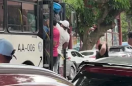 VEJA O VÍDEO | Depois do Círio, passageiros correm risco em ônibus lotado