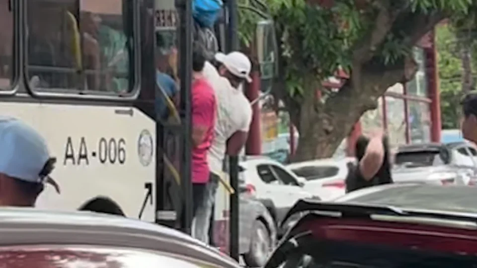 VEJA O VÍDEO | Depois do Círio, passageiros correm risco em ônibus lotado