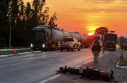 Motociclista de 64 anos morre após colisão com carreta na BR-364