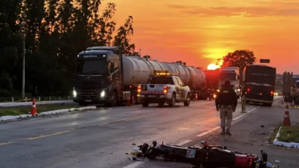 Motociclista de 64 anos morre após colisão com carreta na BR-364