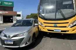 Acidente entre ônibus escolar e carro deixa trânsito congestionado no Centro de Boa Vista