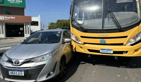 Acidente entre ônibus escolar e carro deixa trânsito congestionado no Centro de Boa Vista