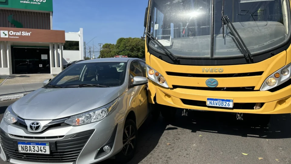 Acidente entre ônibus escolar e carro deixa trânsito congestionado no Centro de Boa Vista
